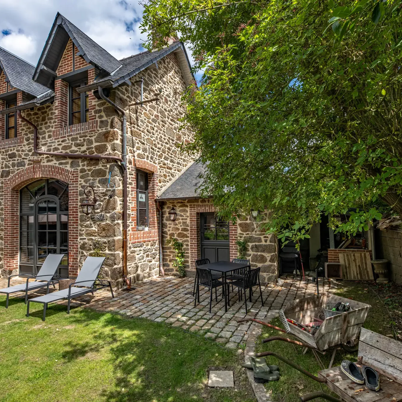 A fleur de Rance-15 Vue sur l'extérieur du bâtiment