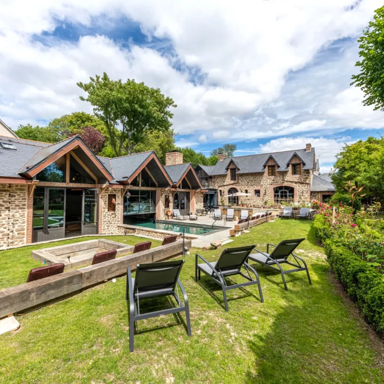 Présentation de l'extérieure avec la piscine et les transats