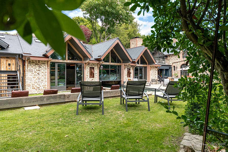 Présentation du jardin avec des transats extérieures