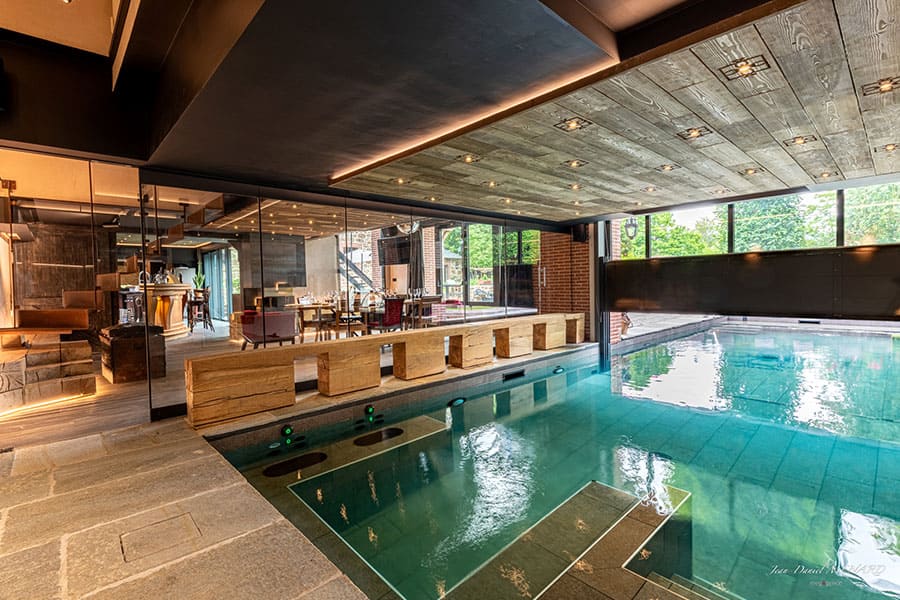 Vue sur la piscine intérieure