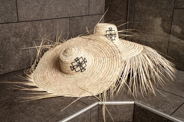 Sombrero de paja doum bordado flor Rance en algodón y lino
