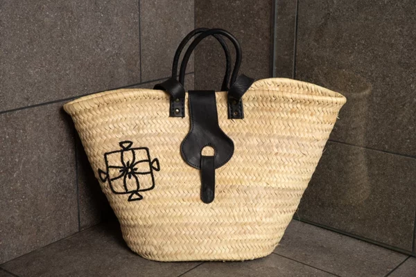 Cesta con asas de piel bordada A fleur de Rance en algodón y lino
