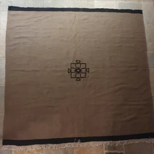 Alfombra de lana tejida marrón beige bordada A fleur de Rance