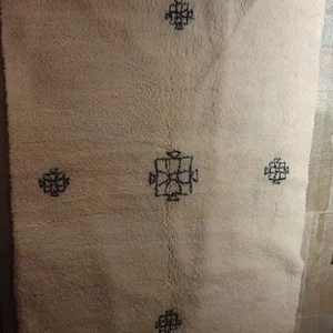 Alfombra de lana tejida Beni Ouarain bordada A fleur de Rance