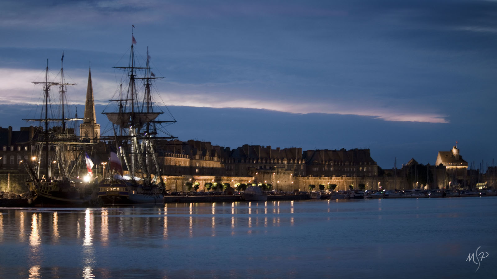 Les remparts de Saint-Malo de nuit