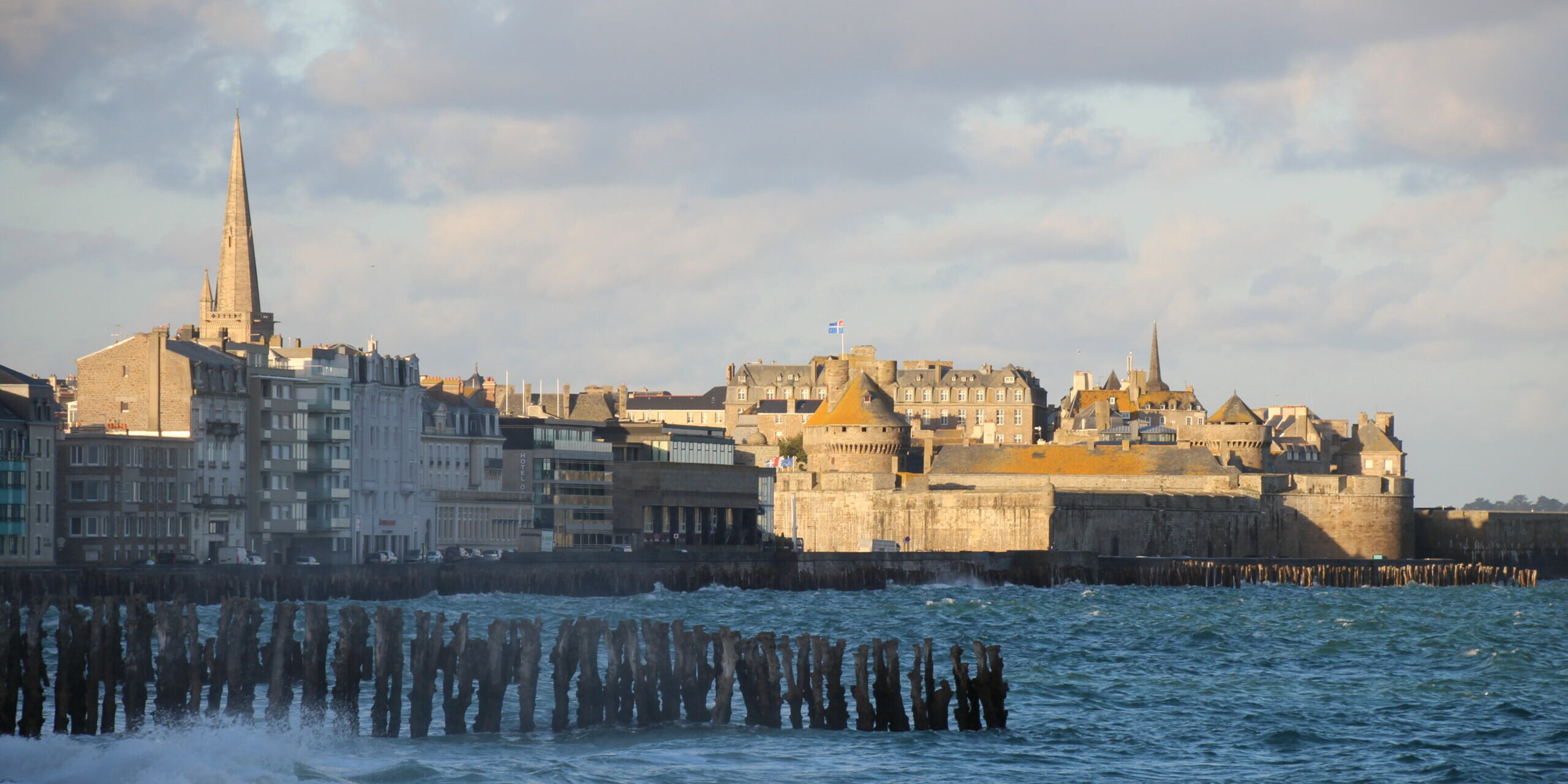 Grande Marée sur la plage du Sillon à Saint-Malo. Les vaques déferlent.
