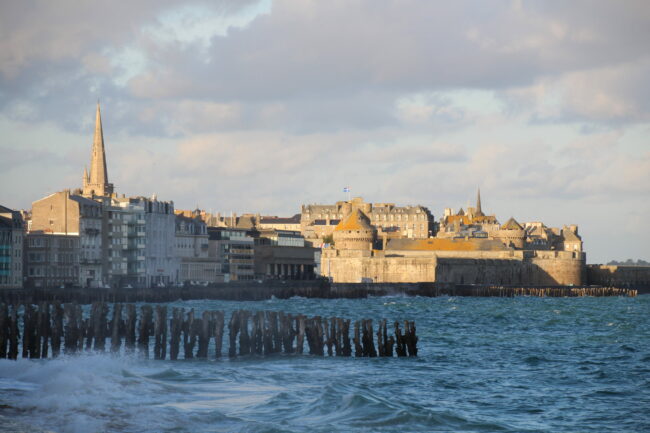 Grande Marée sur la plage du Sillon à Saint-Malo. Les vaques déferlent.